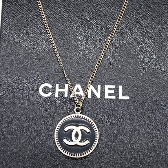 Authentic CHANEL Coco Mark Circle Medal 06P Necklace Silver/Black W/ Box - Picture 3 of 12
